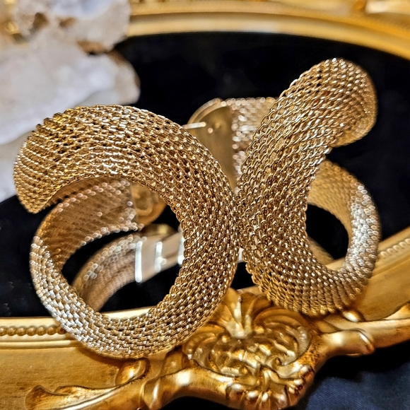 SOLD VINTAGE GOLD MESH HINGE CUFF BRACELET - Picture 9 of 14